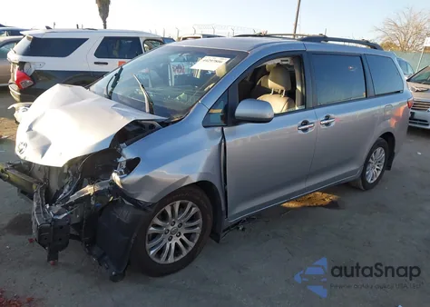 2015 Toyota Sienna Xle 8 Passenger z USA, uszkodzony, nr VIN 5TDYK3DC0FS575952